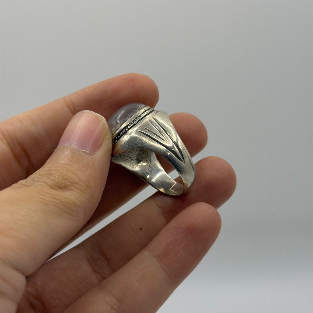 Vintage Silver Ring with Striped Shoulders & Agate Cabochon