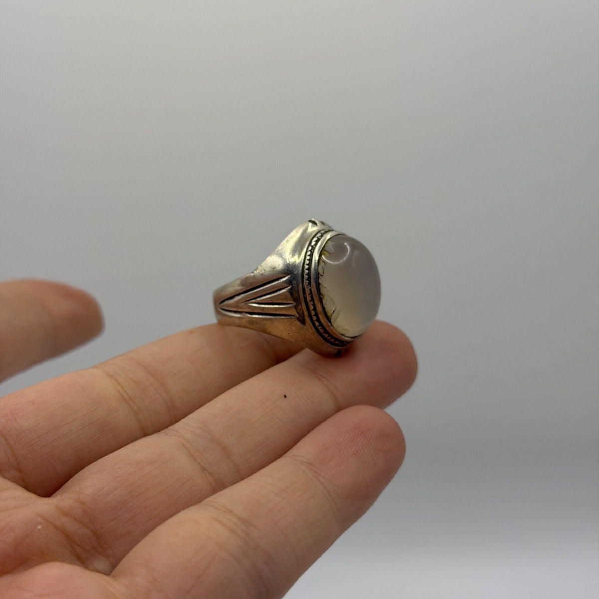 Vintage Silver Ring with Striped Shoulders & Agate Cabochon