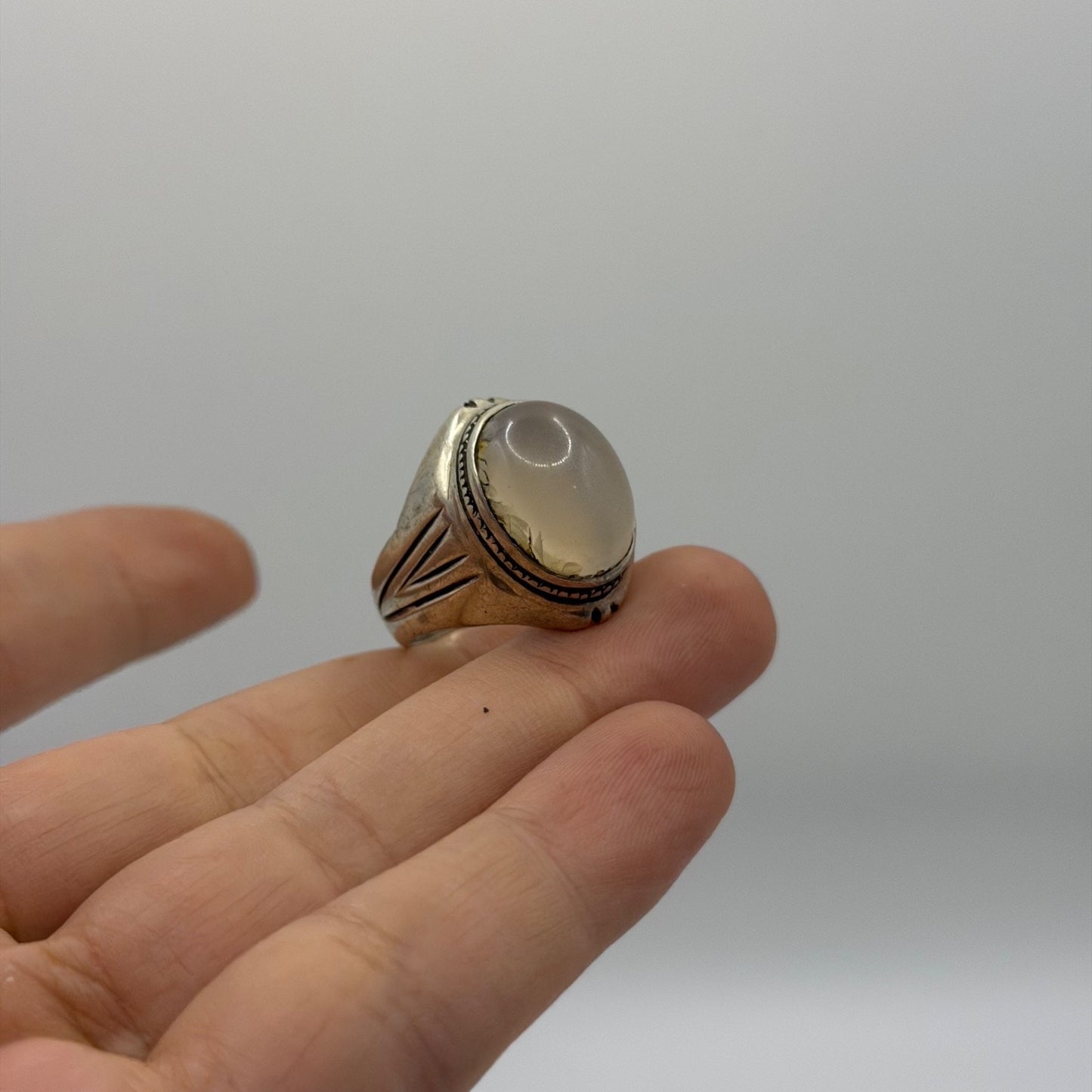 Vintage Silver Ring with Striped Shoulders & Agate Cabochon